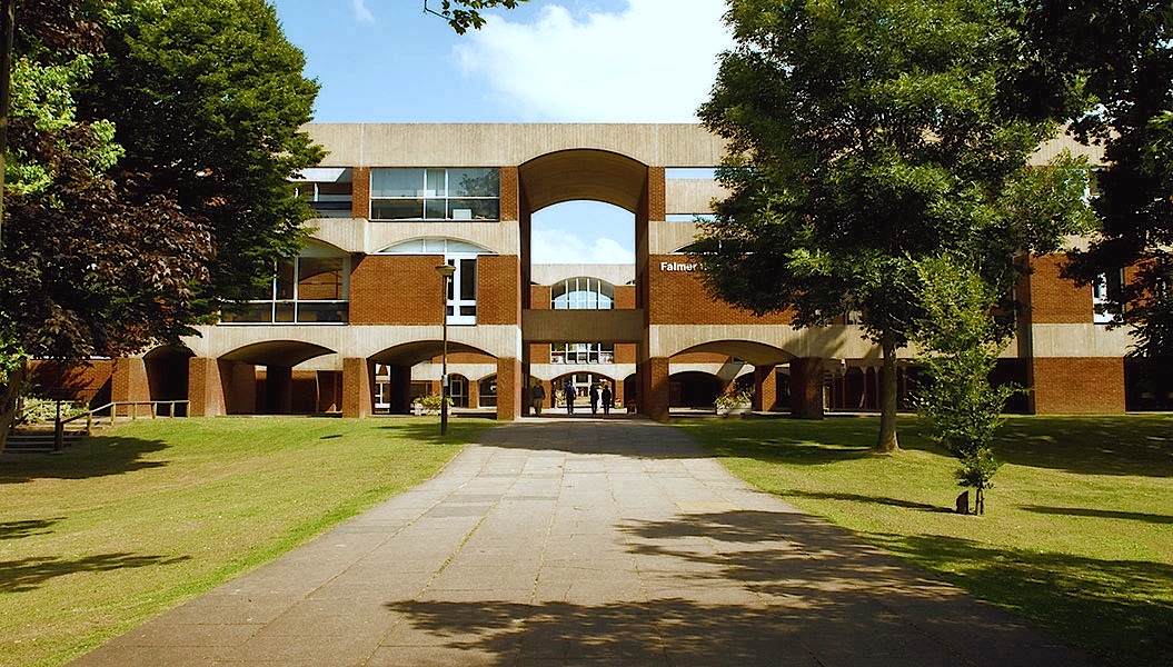 Είσοδος Πανεπιστημίου του Sussex