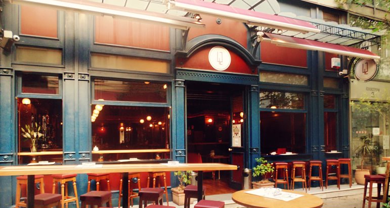 Η πρόσοψη του 42 Bar στη Στοα Μπολάνη